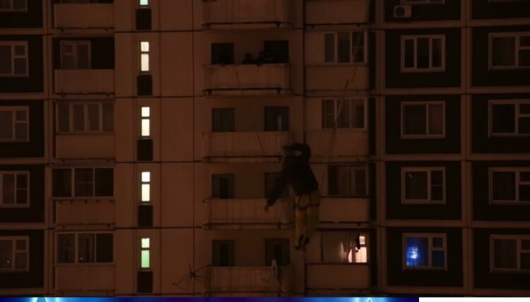 Экстремал прошел по канату между высотками в Москве (видео)