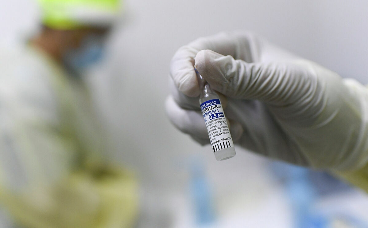 Разработчики российских вакцин пока не планируют адаптировать их под новый штамм