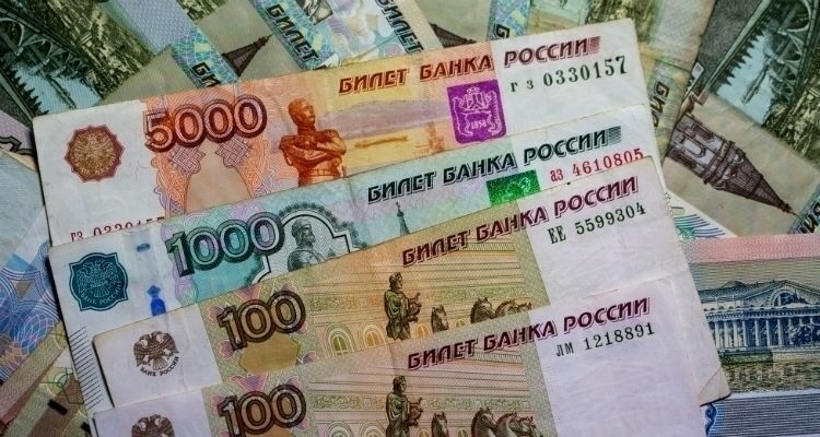 Официальные курсы доллара и евро прибавили более четырех рублей