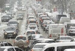 «Город стоит» — транспортный коллапс в Москве продлится до вечера