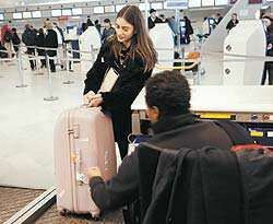 Авиапассажиров заставят платить за питание и багаж