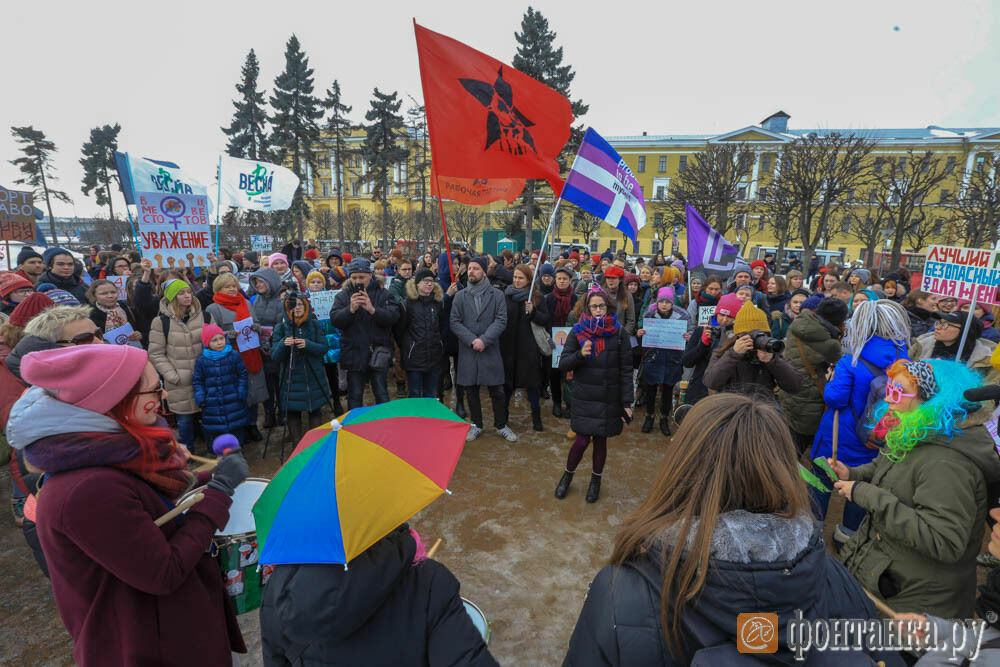 В Петербурге феминистки отметили 8 марта на площади Ленина