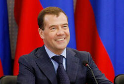 Медведев заработал около 3,3 млн. рублей и имеет 2 раритетных авто