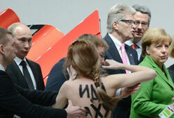 Путину понравилась топлесс-акция FEMEN в Ганновере