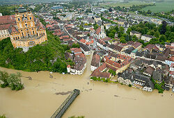 Наводнение пришло во Францию: юг страны уходит под воду