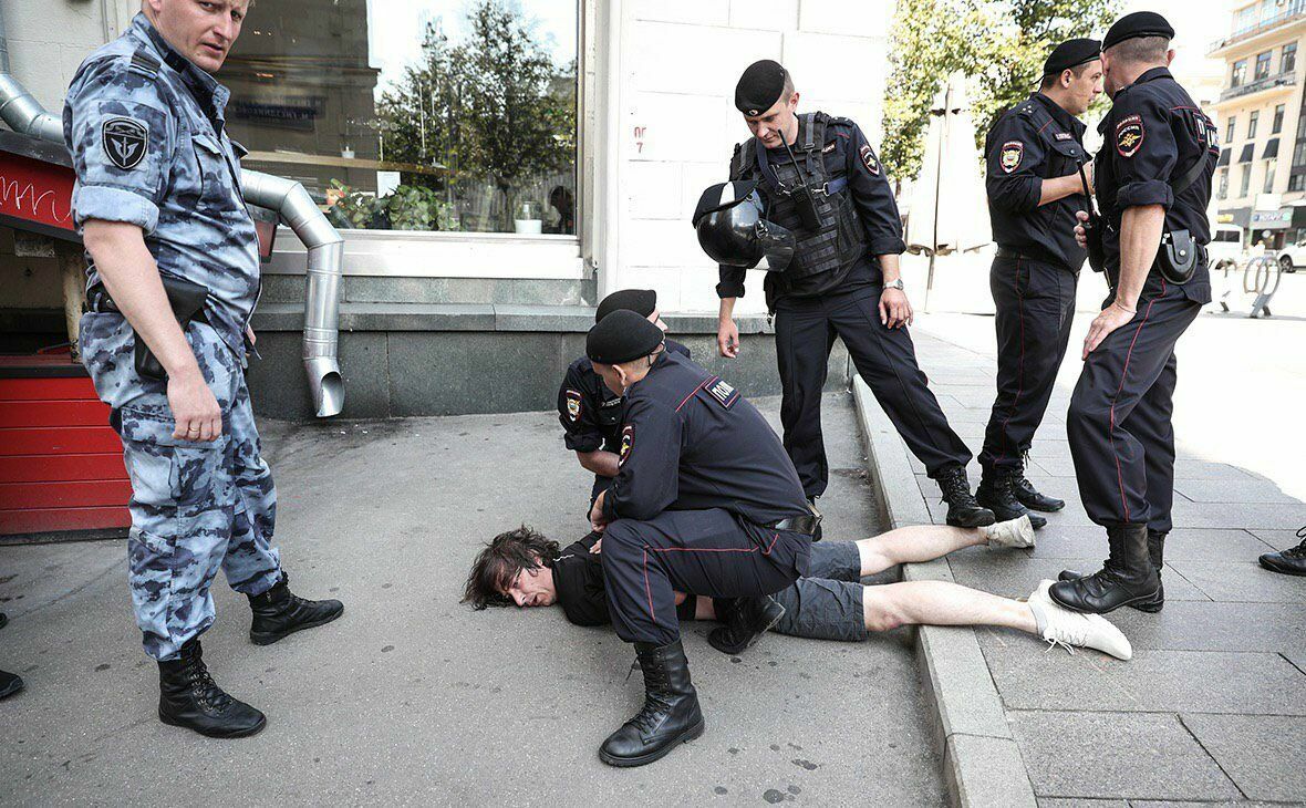 Мосгорсуд отменил штраф дизайнеру Коновалову, которому сломали ногу на митинге