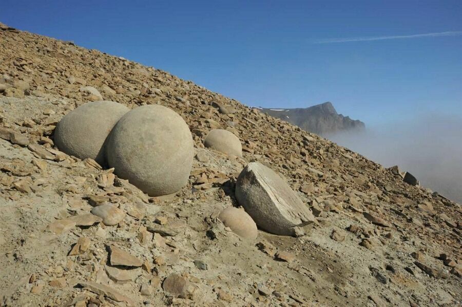 Каменные шары на склоне острова Чамп
