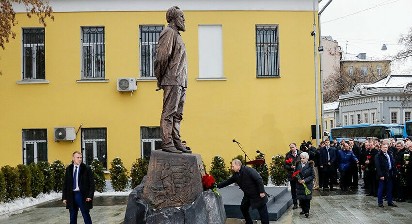 В Москве открыт памятник Александру Солженицыну