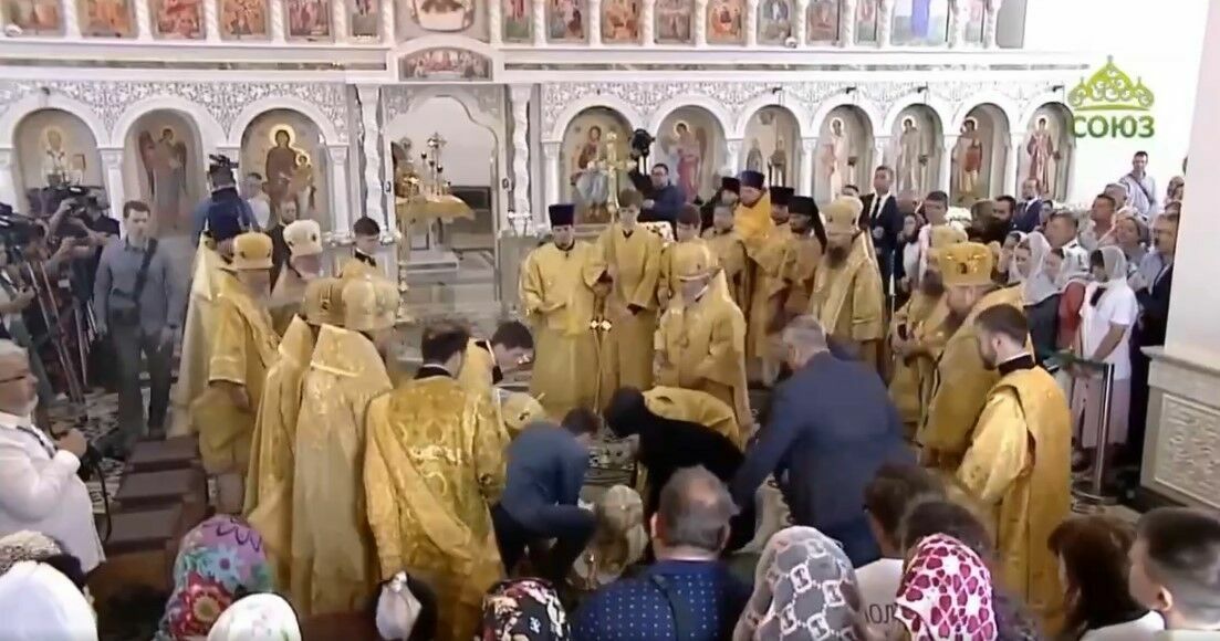 Патриарх Кирилл поскользнулся и упал во время освящения храма в Новороссийске (ВИДЕО)