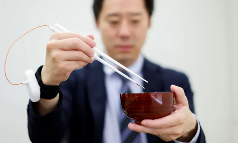 В Японии разработали палочки, делающие еду соленой