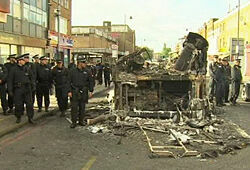 В Лондоне гремят взрывы, а толпы хулиганов переместились на периферию
