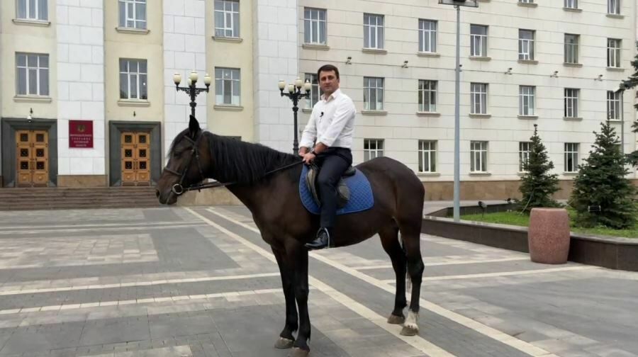 Прискакавший в думу на коне депутат отказался ехать в Донбасс