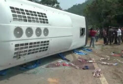 В Индии автобус сорвался в пропасть: 10 человек погибли, еще 35 пострадали