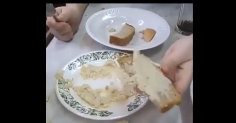 Видео дня: в Кузбассе школьные обеды больше похожи на корм для собак