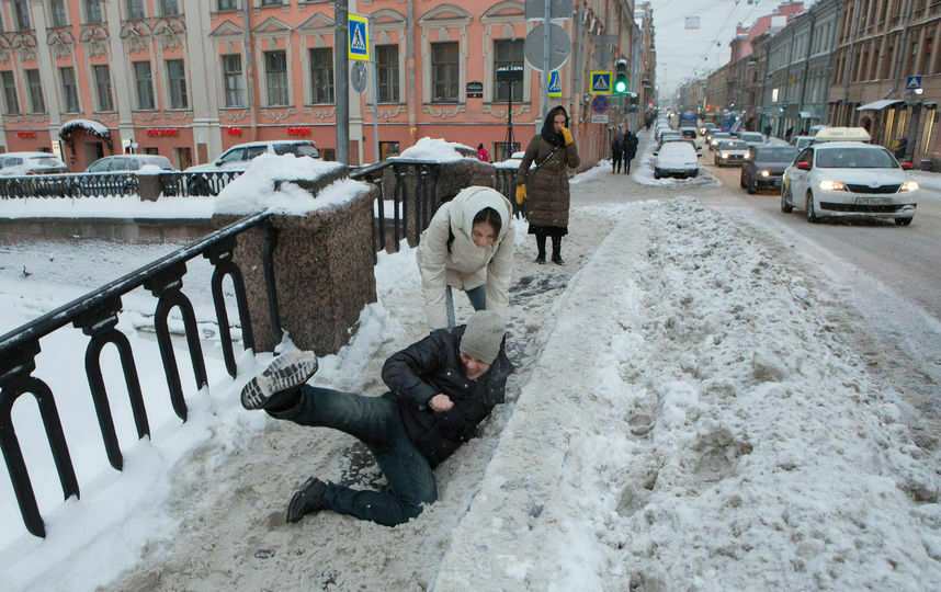 За зиму 4 тысячи петербуржцев пострадали от гололёда и сосулек