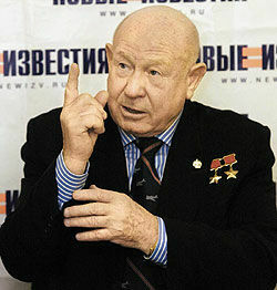 Летчик-космонавт, дважды Герой Советского Союза Алексей Леонов
