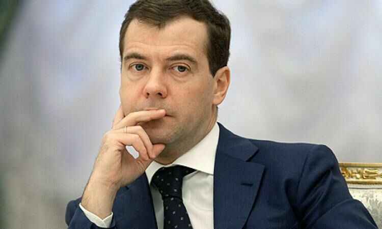 Медведев сократил прожиточный минимум на 200 рублей