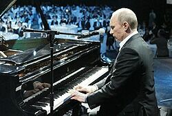 Путин умеет не только петь, но и играть на рояле (ВИДЕО)