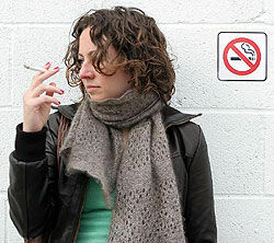 В среду депутаты запретят курить в аэропортах и на вокзалах