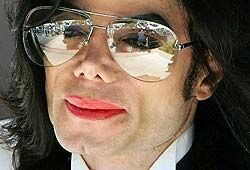 Майкла Джексона обвинили в самоубийстве