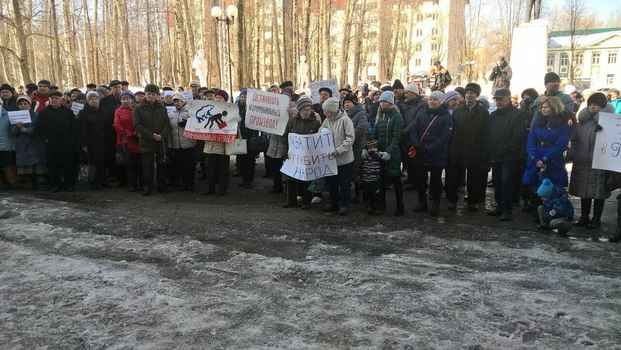 Сотни жителей Глазова вышли на митинг против роста тарифов ЖКХ