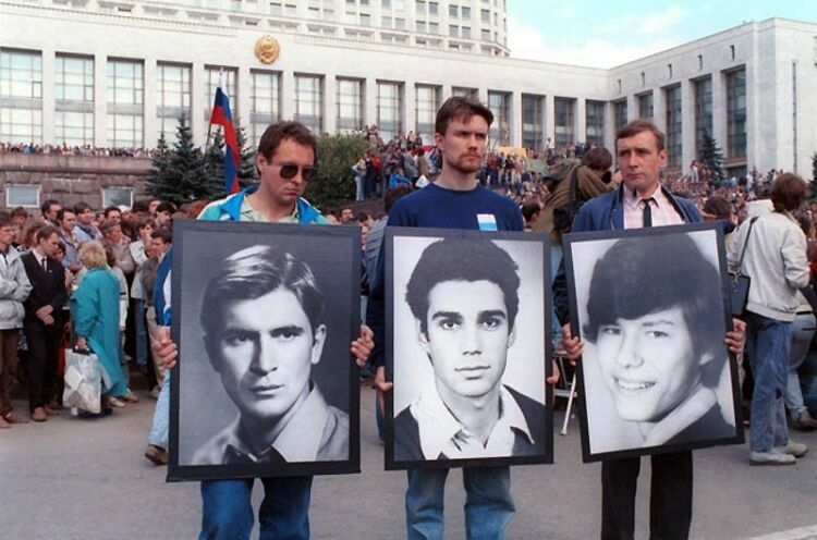 Власти Москвы согласовали панихиду у Белого дома, но запретили митинг