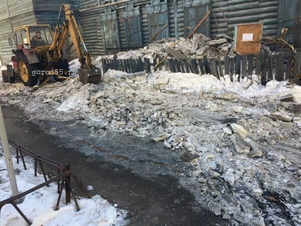 Сибирское ноу-хау: улицы в Омске чистят от залежей льда экскаваторами