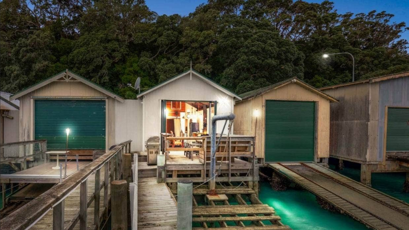 Там вам не Рублевка: лодочный сарай без туалета в Новой Зеландии ушел за 2 млн долл