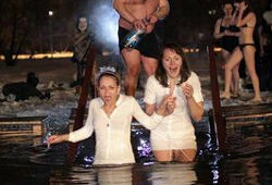 Россияне отпраздновали Крещение Господне купанием в проруби