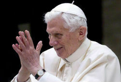 Лавки Ватикана торопятся распродать сувениры с фото Бенедикта XVI