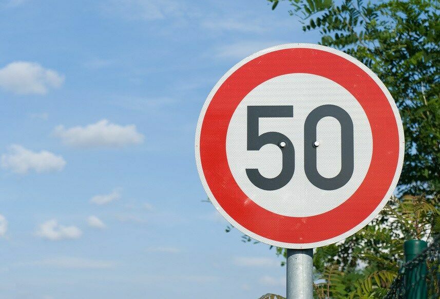 В Госдуме предлагают уменьшить скорость в городах до 50 километров в час
