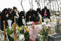 Через год после удара стихии Япония вспоминает погибших