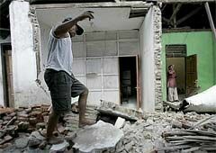 Индонезия: десятки погибших и пропавших без вести во время землетрясения