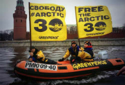 Активисты Greenpeace устроили акцию на Москве-реке
