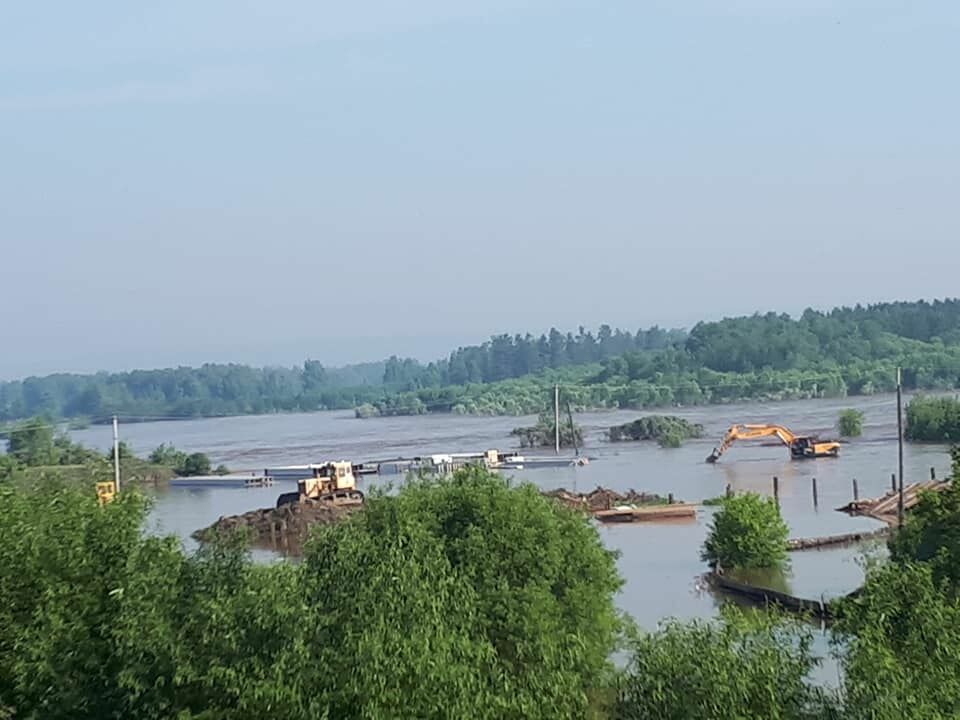 Страшное наводнение в Иркутской области: люди спасаются, кто как может