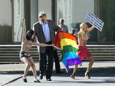 FEMEN пробрались в посольство РФ в Швеции