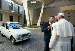 Папе Римскому Франциску подарили скромный ретро автомобиль Renault 4