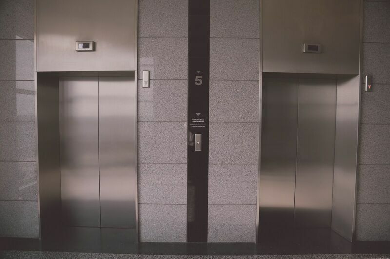 В Китае пенсионерки 4 дня провели к лифте