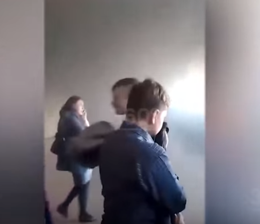 Видео дня: дети оказались в ловушке во время пожара в школе Владивостока