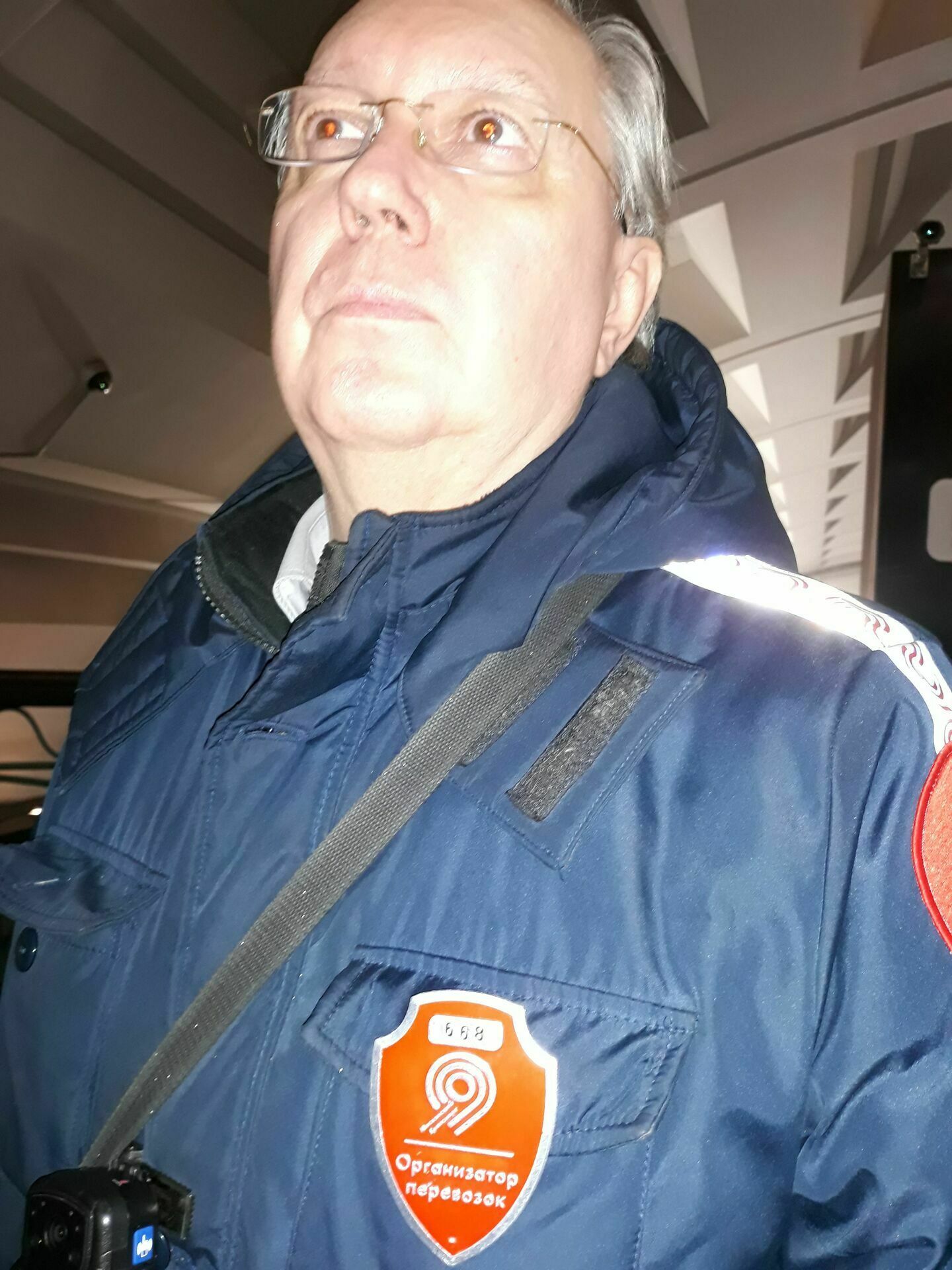 Этот контролер на станции метро "Славянский бульвар" признался, что не имеет права задерживать людей на самокатах: " Я же документы у них не проверю - права не имею".
