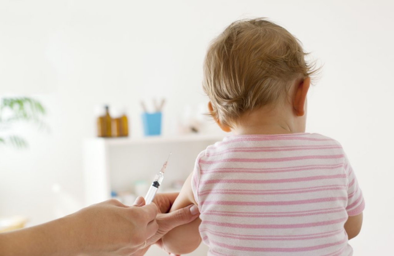 ВОЗ: рекордное число детей в мире пропустило в 2021 году прививки от кори