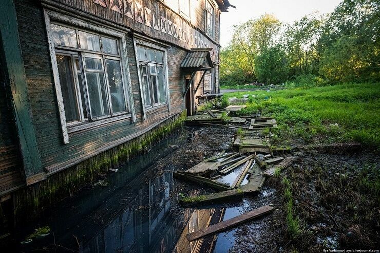 В Москве сносят крепкие хрущевки, а в Архангельске живут в гнилых бараках