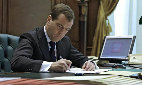 Медведев заявил о предотвращении финансового кризиса в России