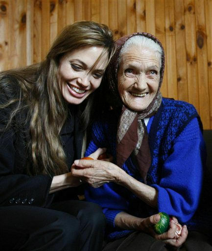 Анджелина Джоли и Брэд Питт поехали к  боснийским беженцам