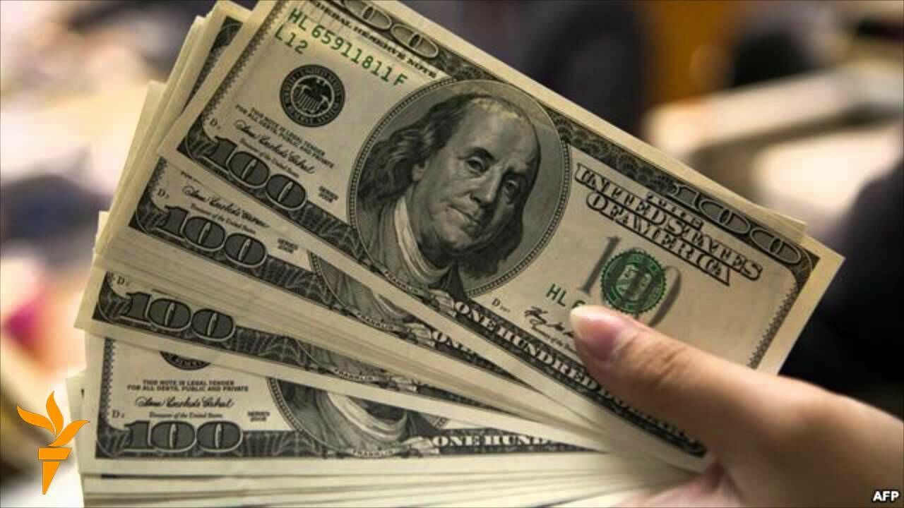Доллар опустился ниже 56 рублей впервые за 9 месяцев