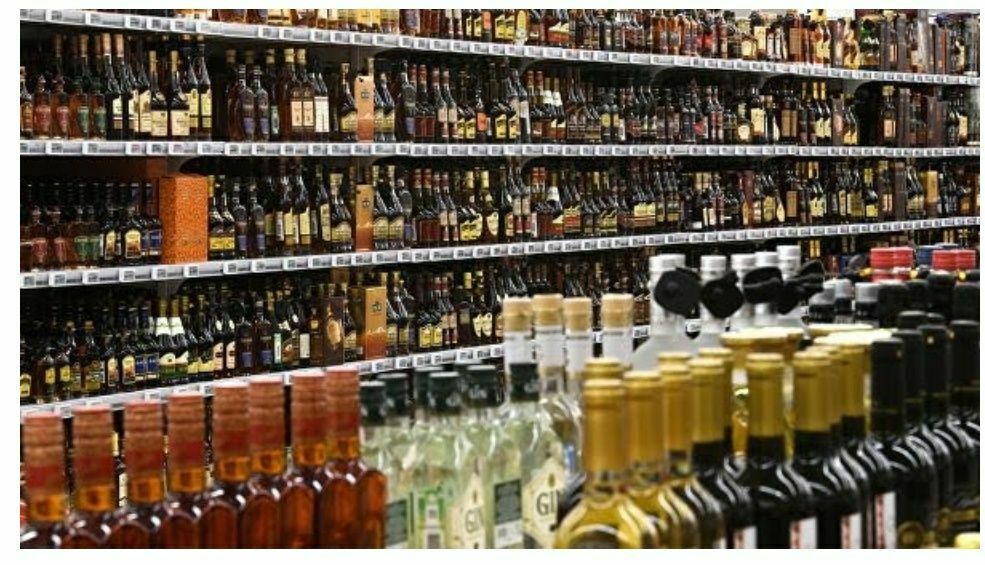 В Госдуме предложили запретить продажу алкоголя в обычных магазинах
