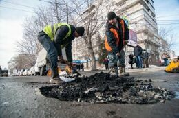 Новороссийские рабочие «заасфальтировали» лужу
