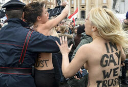 Активистки FEMEN обнажились в Ватикане во время мессы Папы