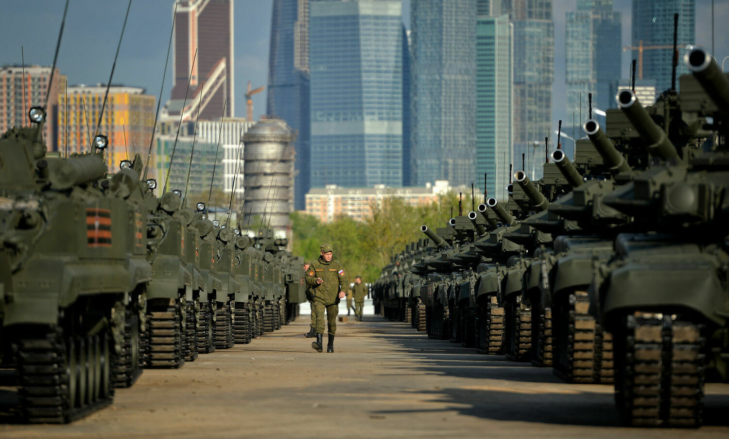 Правительство одобрило бюджет,в котором каждый шестой рубль идет на оборону