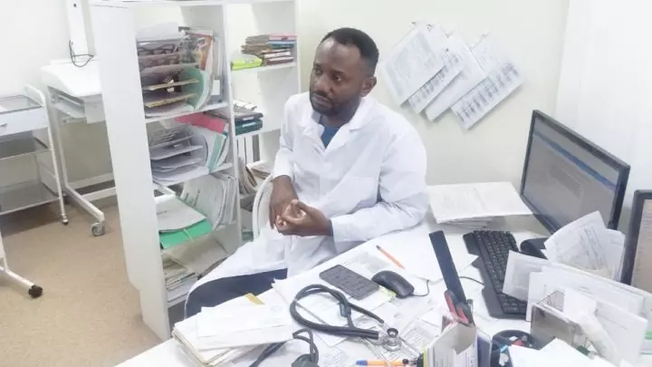 Уроженец Нигерии Огбуэ Габриель Джидеофора работает в Карелии сельским врачом